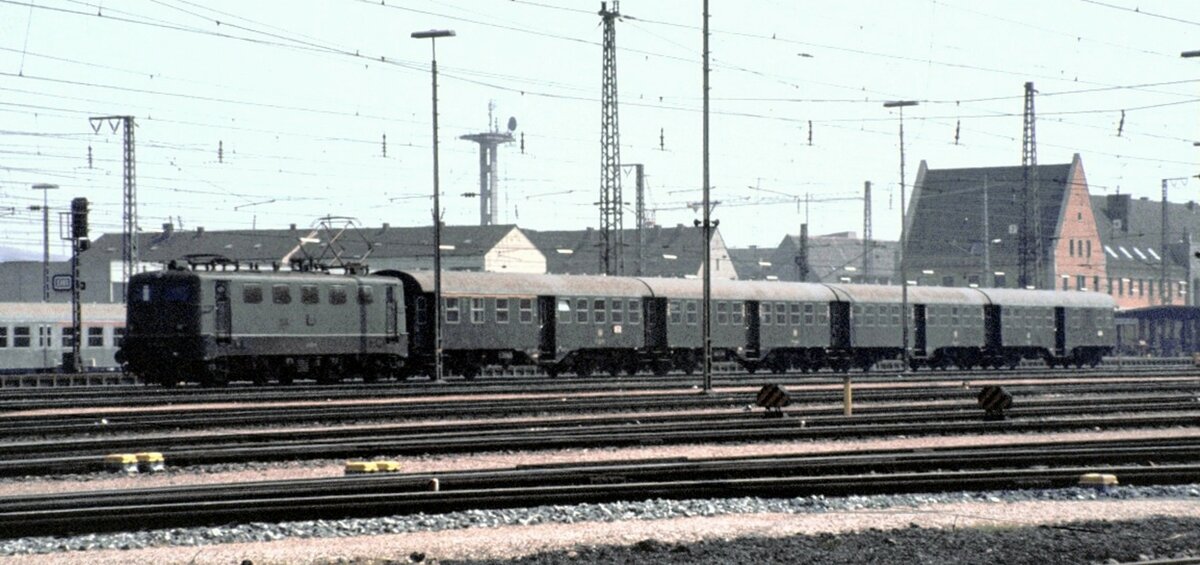 141 mit Umbauwagen in Donauwrth am 09.05.1981.
