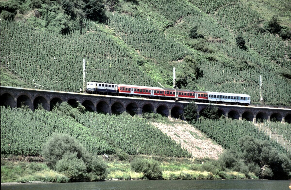 141 mit Wendezug auf dem Lehnviadukt an der Mosel bei Pünderich (KBS 621) am 15.08.2002.