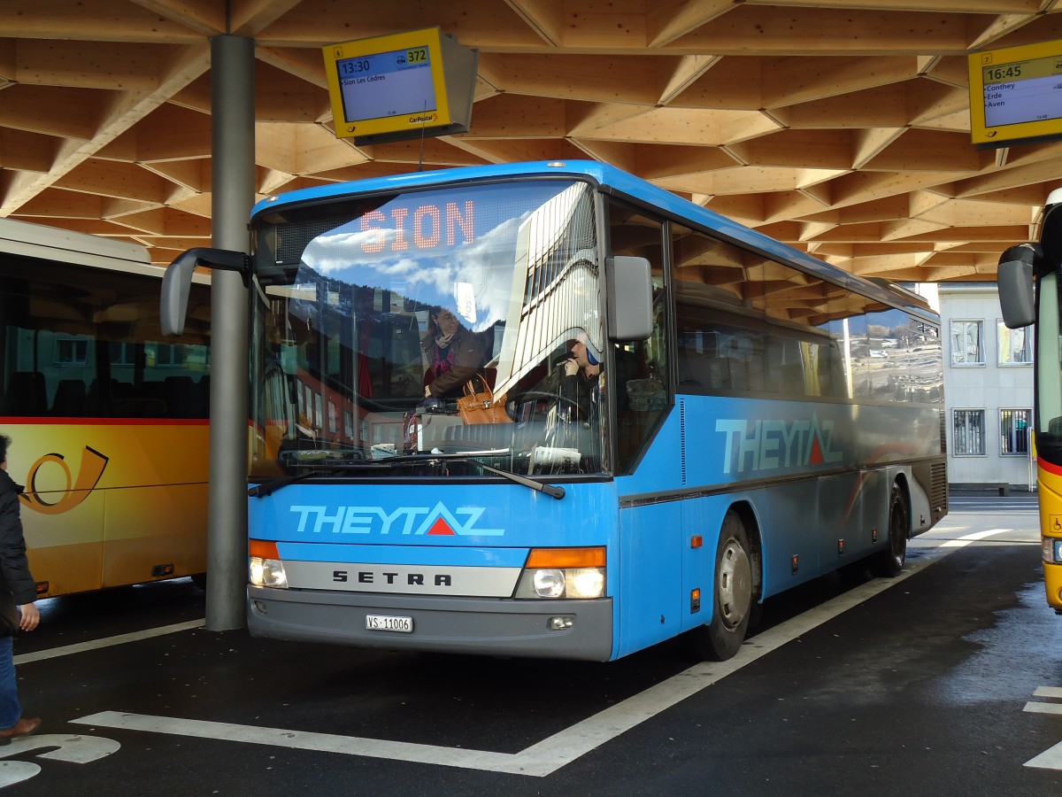 (142'680) - Theytaz, Sion - VS 11'006 - Setra am 26. Dezember 2012 beim Bahnhof Sion