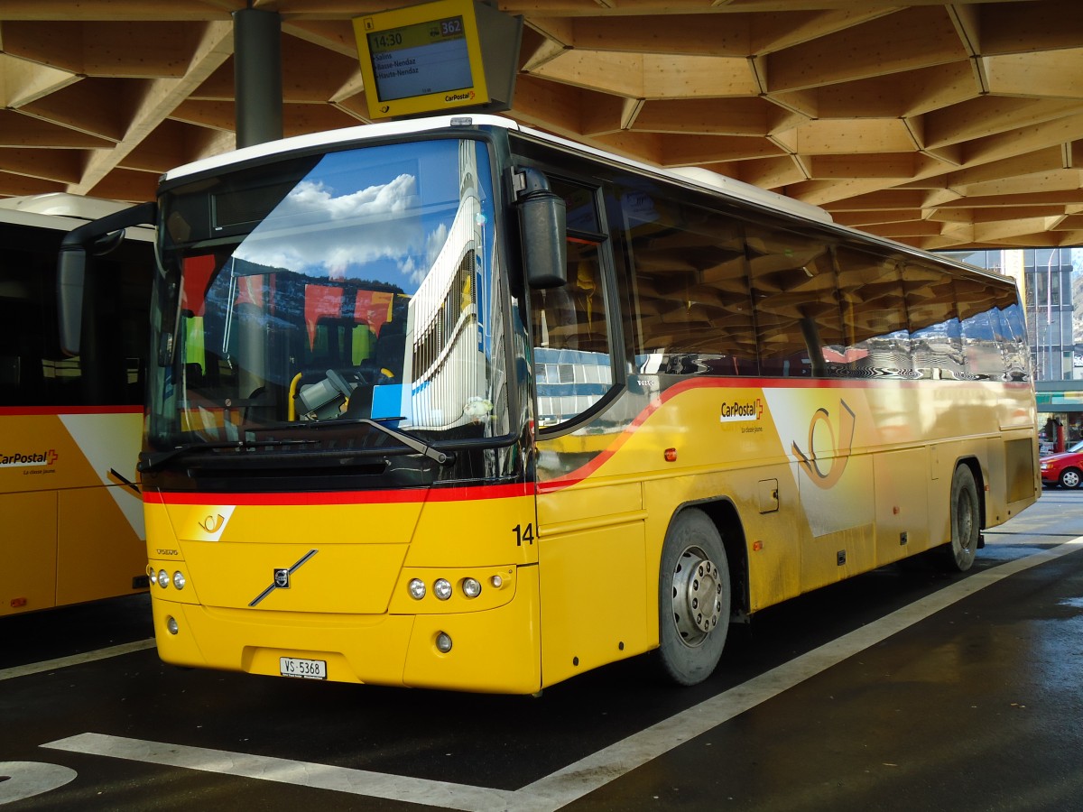 (142'681) - Lathion, Sion - Nr. 14/VS 5368 - Volvo am 26. Dezember 2012 beim Bahnhof Sion