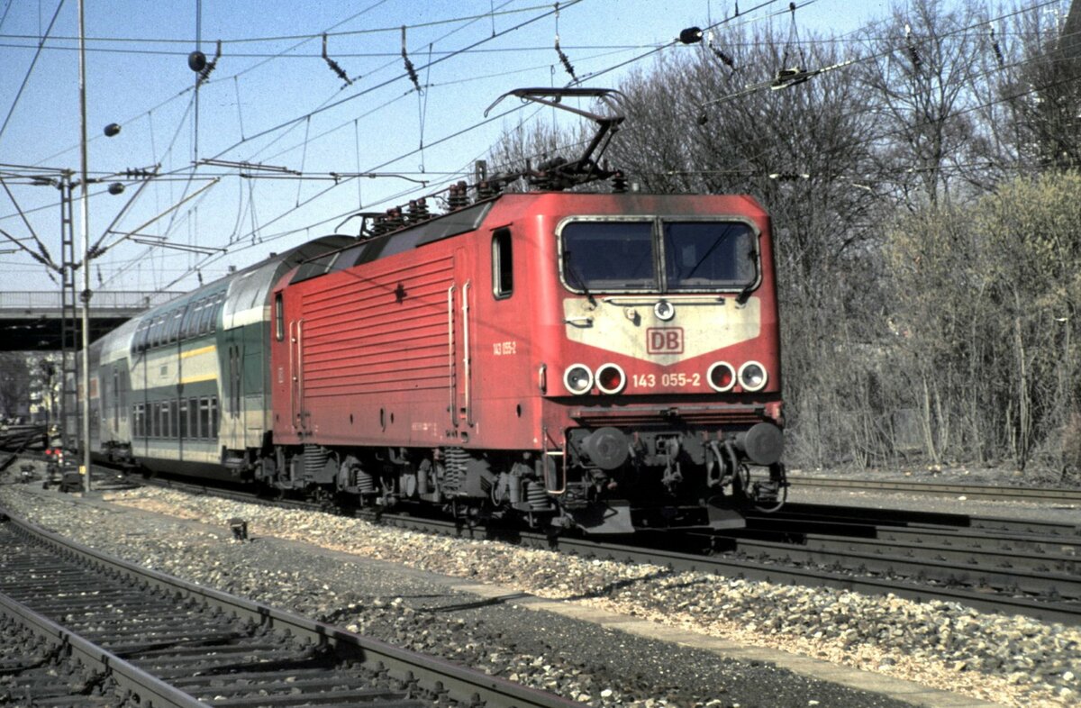 143 055-2 mit Dostozug in Ulm am 02.03.1997.