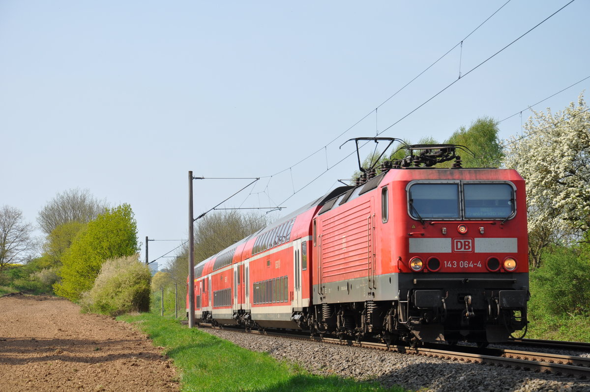 143 064-4 fährt am 21.04.2018 mit ihrer RB22 in Richtung Lindenholzhausen. 