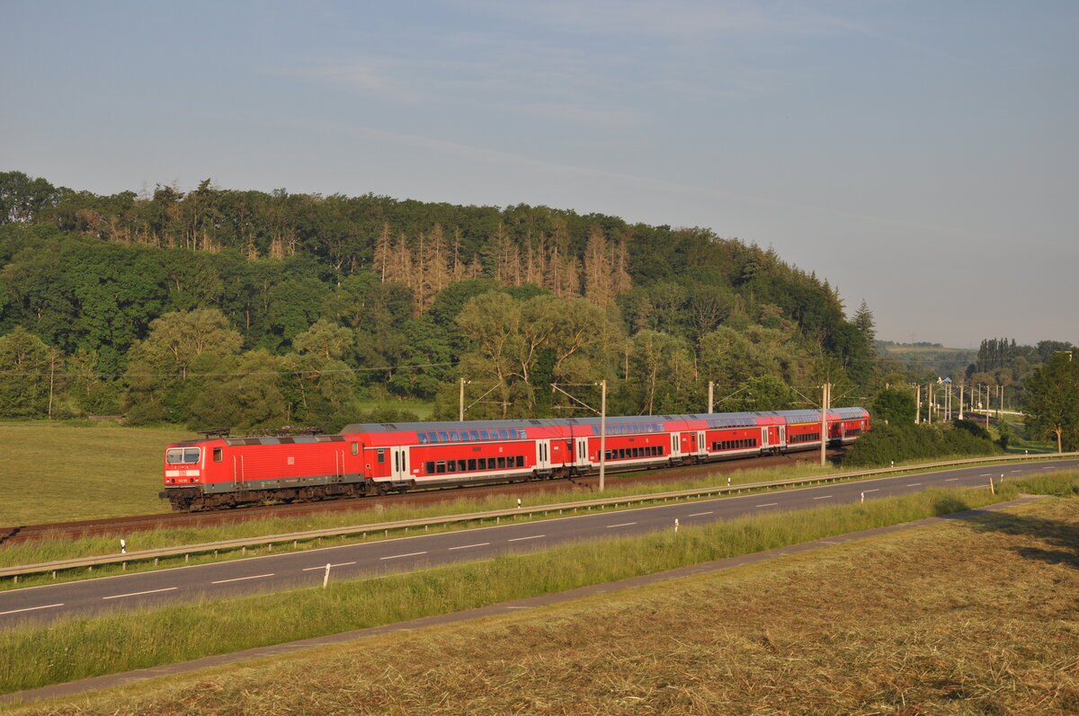 143 135 ist am frühen Morgen des 11.06.2021 mit ihrer RB22 auf dem Weg nach Frankfurt und erreicht dabei in Kürze den Haltepunkt von Oberbrechen.

