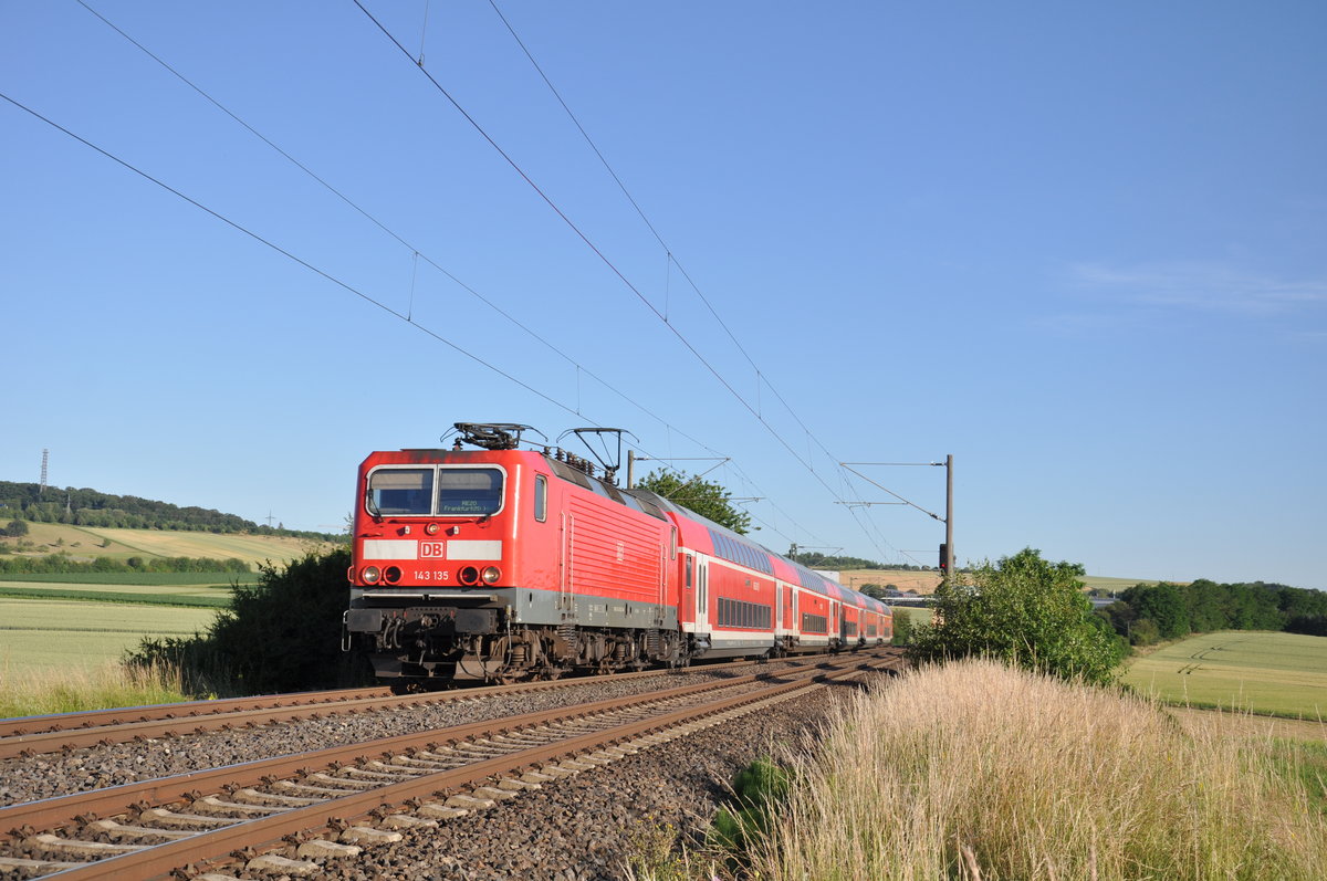 143 135 war am 25. Juni 2020 als RE20 (15215) nach Frankfurt Hbf unterwegs und wurde dabei früh morgens in Bad Camberg fotografiert.