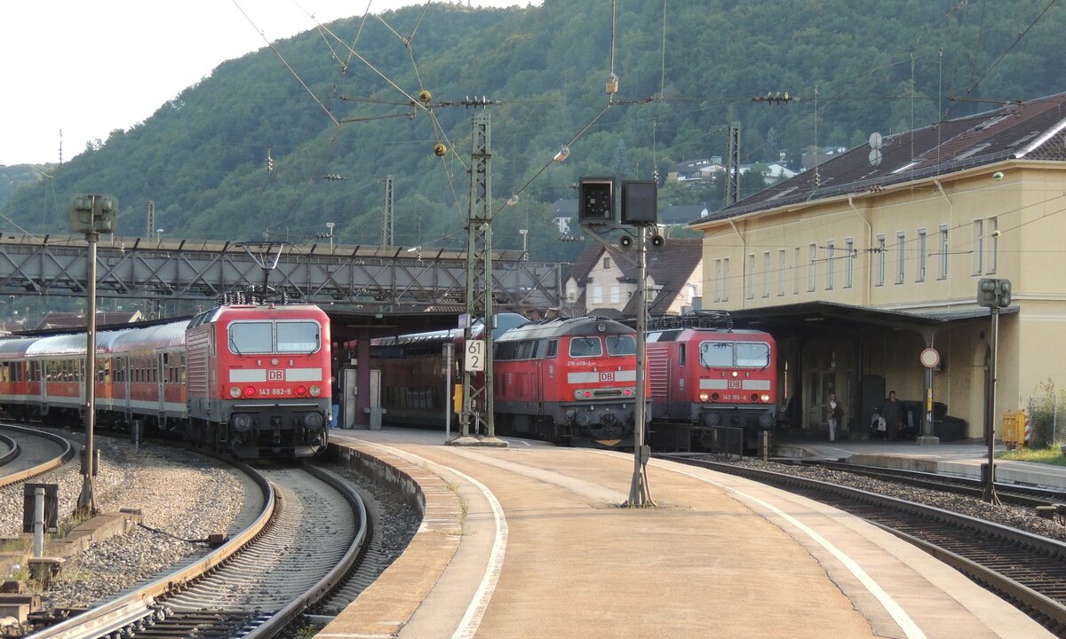143 195-6 mit n-Wagen; 218 409-1 mit IRE und Doppelstockwagen und 143 882-9 in Geislingen Steige am 20.09.2012.