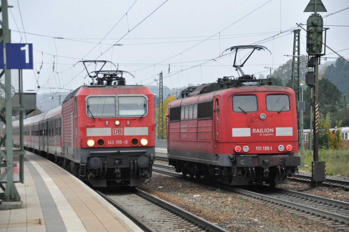 143 195-6 mit Nahverkehrszug und 151 135-6 Schublok nach getaner Arbeit wartet auf die Freigabe zur Rückfahrt in Amstetten am 07.10.2010.