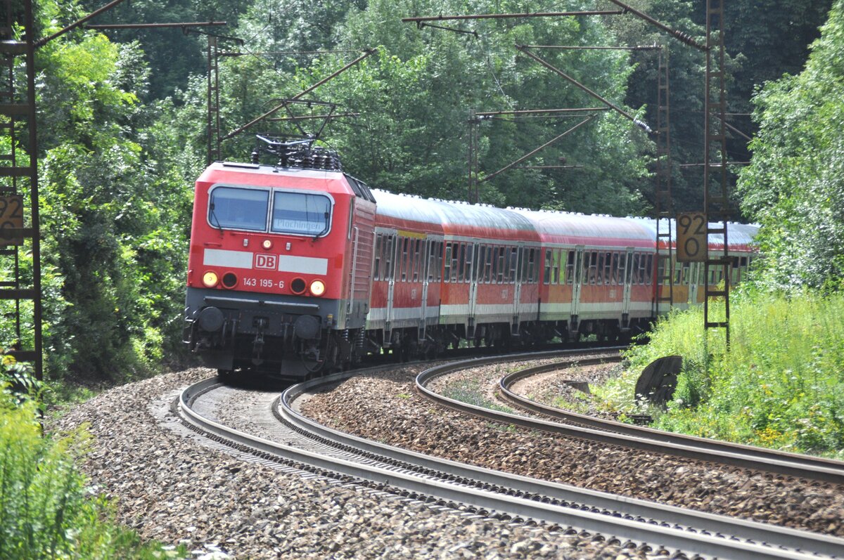 143 195-6 mit Nahverkehrszug in Ulm am 20.07.2009.
