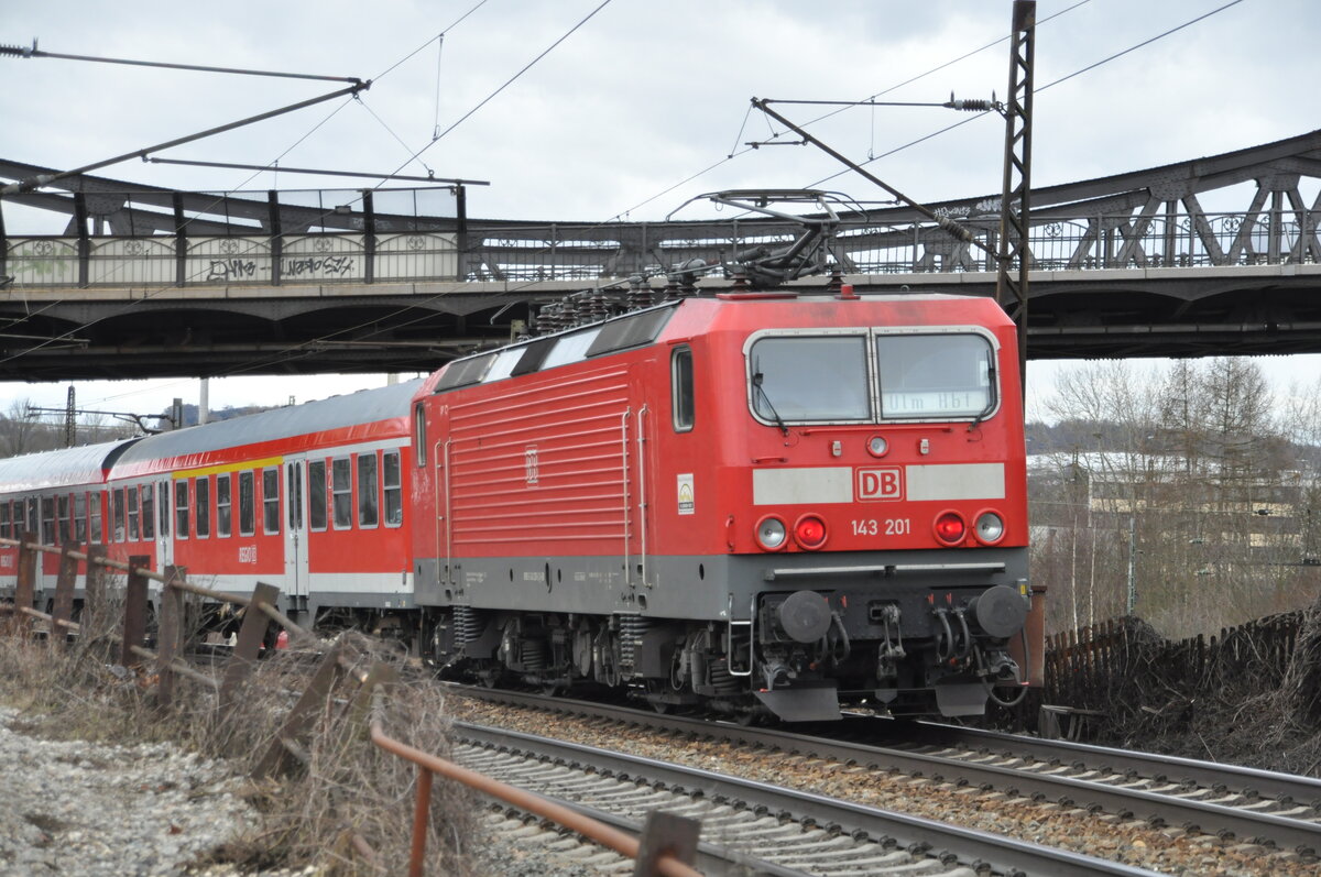143 201-2 mit Nahverkehrszug in Ulm am 26.02.2010.