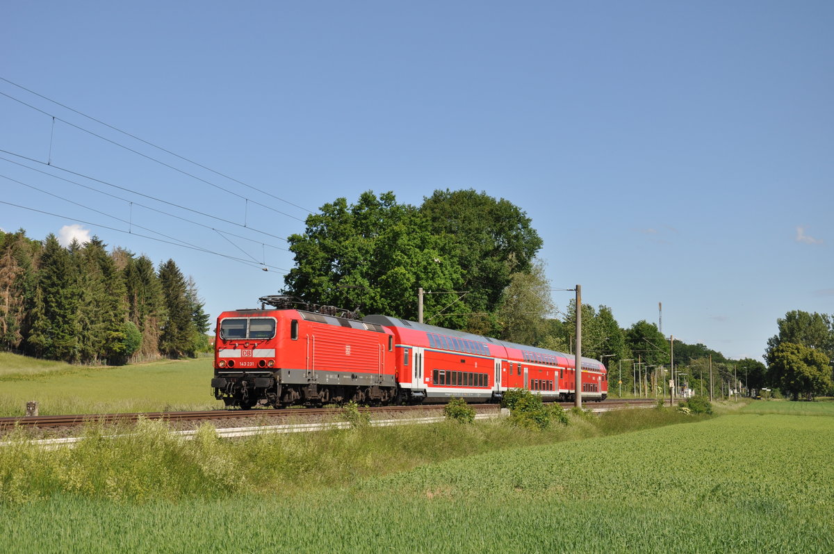 143 231 war am Morgen des 30. Mai 2020 als RB22 (15261) nach Frankfurt Hbf unterwegs und wurde dabei bei der Ausfahrt aus dem Haltepunkt Lindenholzhausen fotografiert. Bei den letzten zwei Wagen der Garnitur handelt es sich um Dosto94, die vor dem Fahrplanwechsel auf der RB27 Koblenz - Rommerskirchen unterwegs waren und auf der Main-Lahn-Bahn nur so lange eingesetzt werden bis genügend modernisierte Dosto08 vorhanden sind. 