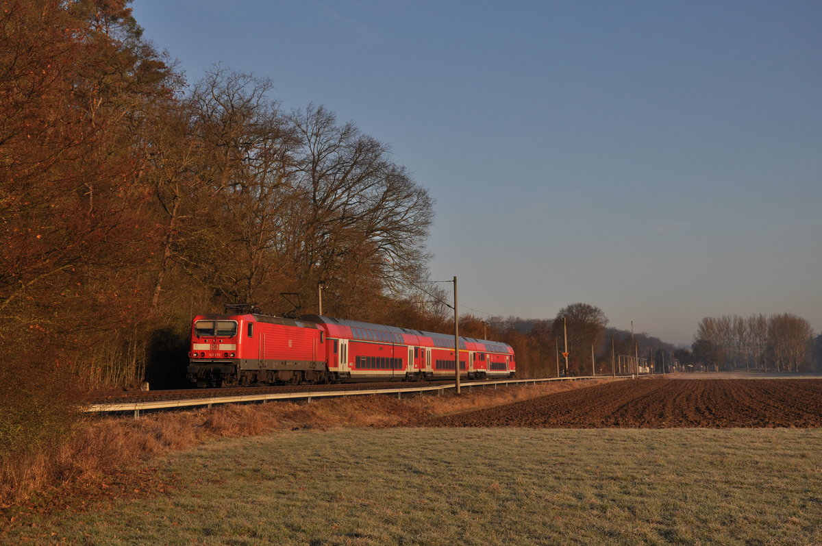 143 270 zog am frühen Morgen des 17. Februars 2021 ihre RB22 nach Frankfurt Hbf aus dem Haltepunkt Lindenholzhausen. 