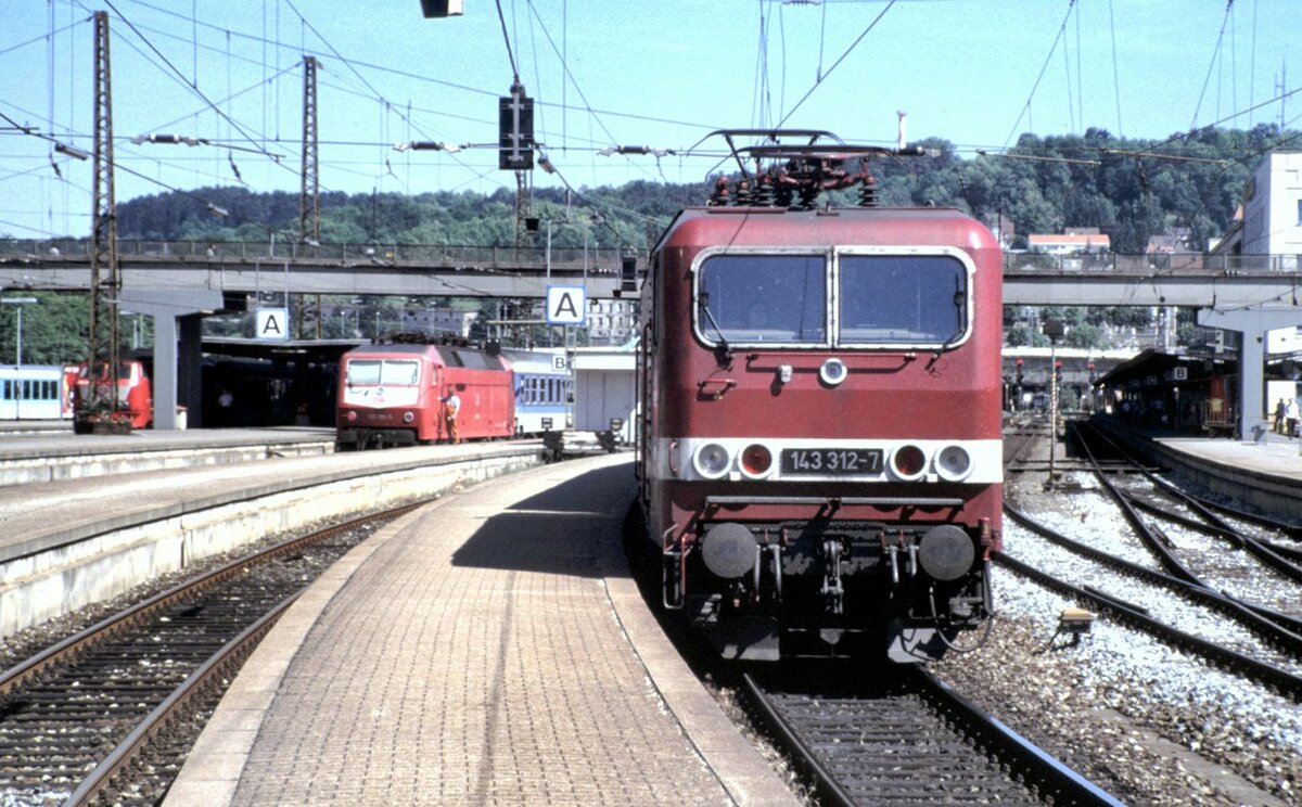 143 312-7 und 120 mit IR in Ulm am 15.06.1996.