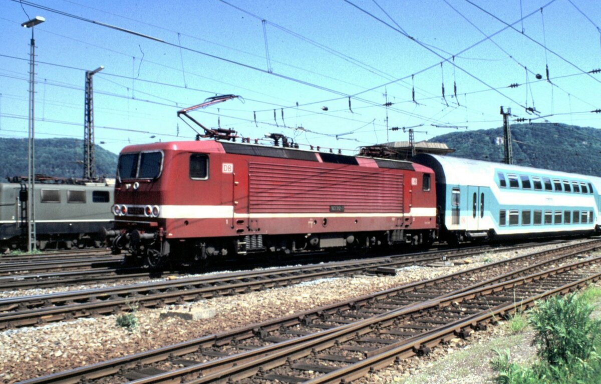 143 312-7 mit Doppelstockzug in Geislingen/Steige am 06.06.1996.
