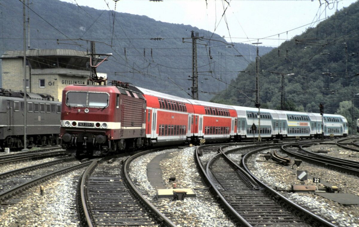 143 331-7 mit buntem Doppelstockzug in Geislingen/Steige am 15.08.1996.