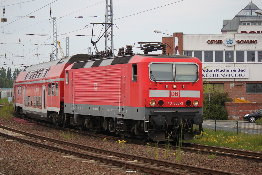 143 333-3 mit RE 18590 von Berlin Hbf(tief)nach Warnem�nde bei der Einfahrt in Warnem�nde.06.06.2015
