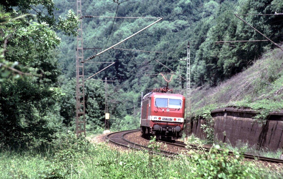 143 350-7 auf der Geislinger Steige am 06.06.1996.