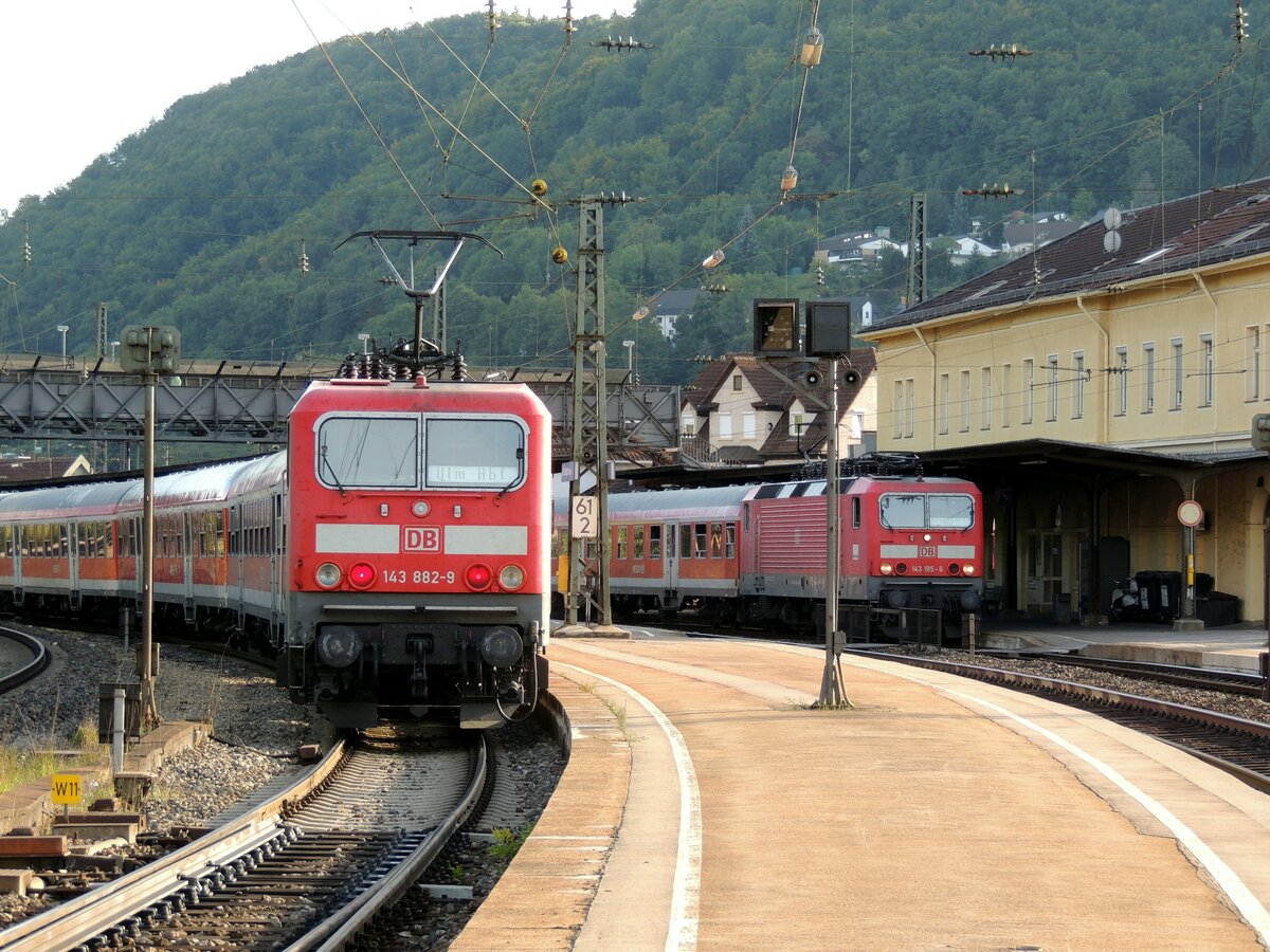 143 882-8 und 143 195-6, jeweils mit n-Wagen in Geislingen Steige am 10.09.2012.
