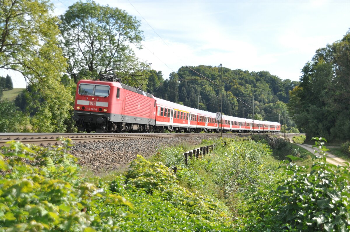 143 882-9 mit Nahverkehrszug (n-Wagen) bei Urspring am 20.09.2012.