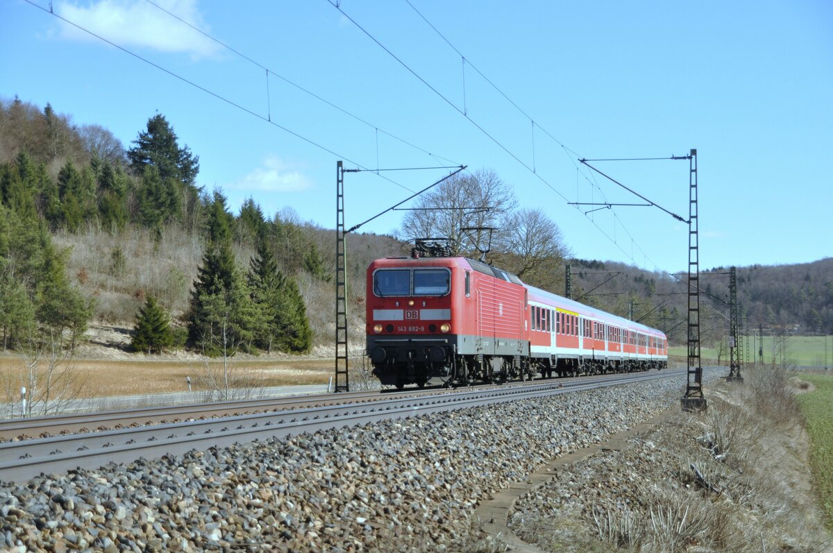 143 882-9 mit Personennahverkehr bei Amstetten am 01.03.2010.
