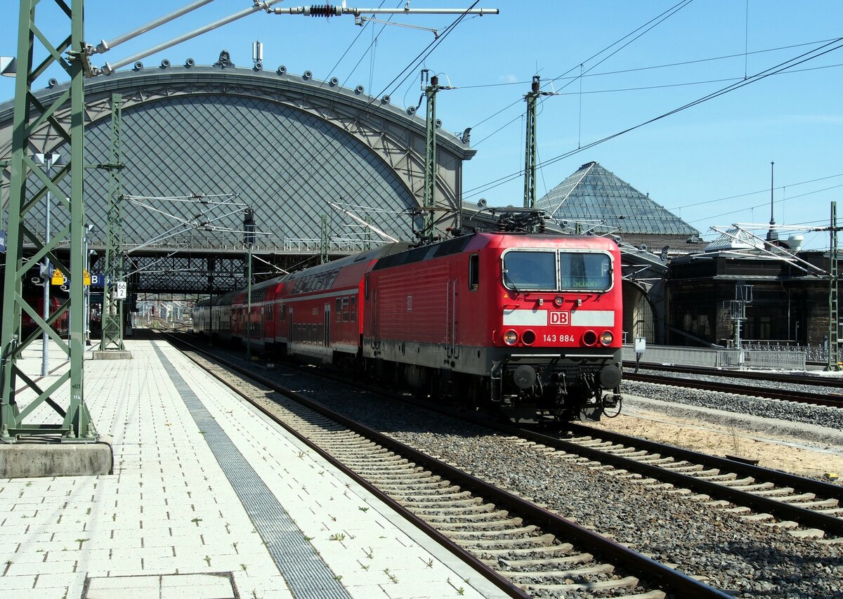 143 884 mit Doppelstockwagen Linie RS 1 in Dresden Neustadt am 19.04.2015.