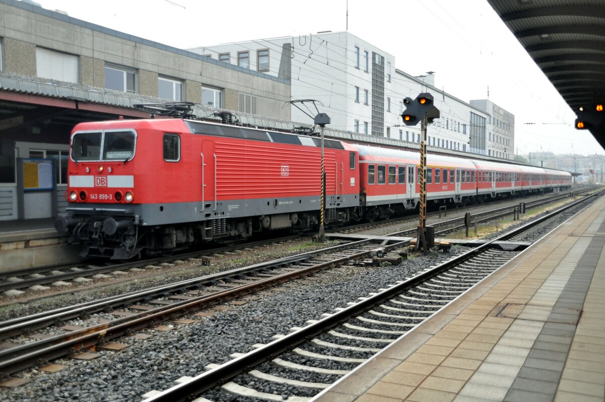 143 899-3 mit einem langen Nahverkehrszug in Ulm am 19.10.2009.