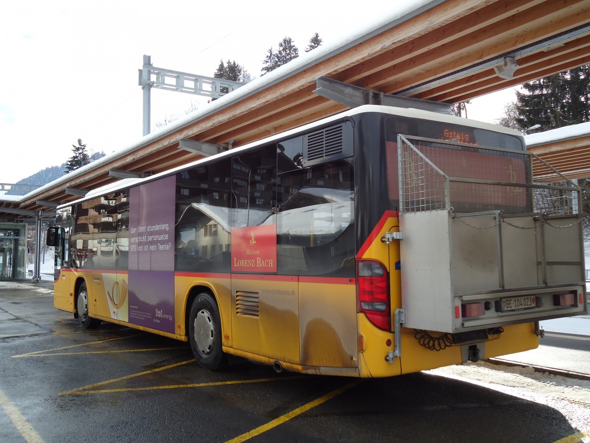 (143'060) - Kbli, Gstaad - Nr. 1/BE 104'023 - Setra am 20. Januar 2013 beim Bahnhof Gstaad