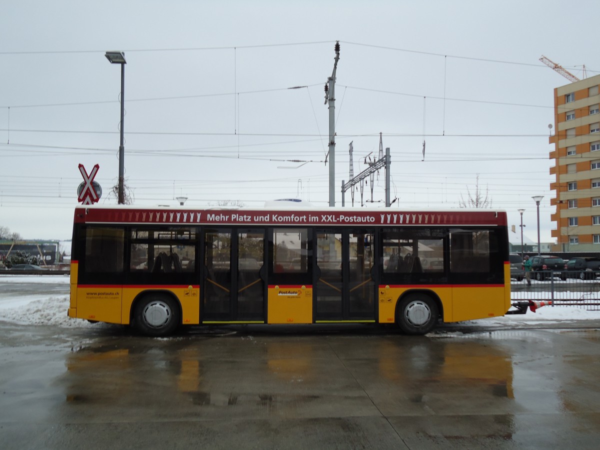 (143'091) - Klopfstein, Laupen - BE 193'594 - Lanz+Marti/Hess Personenanhnger am 21. Januar 2013 beim Bahnhof Ddingen