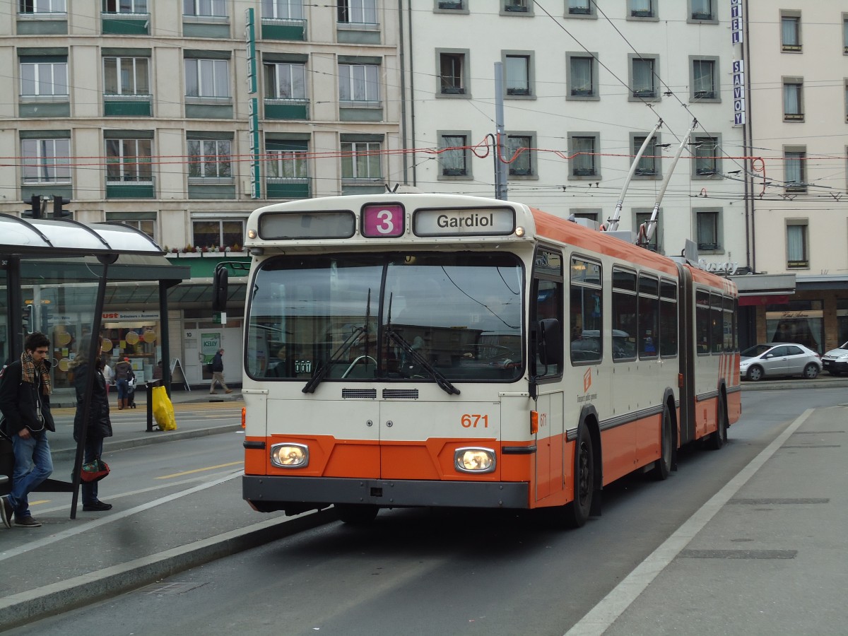 (143'360) - TPG Genve - Nr. 671 - Saurer/Hess Gelenktrolleybus am 22. Februar 2013 beim Bahnhof Genve