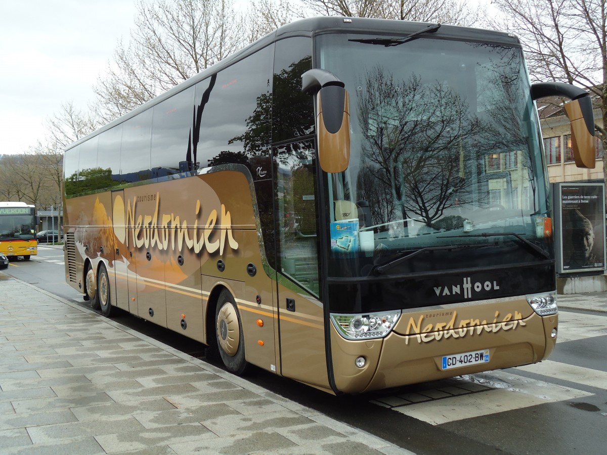 (143'834) - Aus Frankreich: Neodomien, Neuves-Maisons - CD 402 BW - Van Hool am 27. April 2013 beim Bahnhof Yverdon