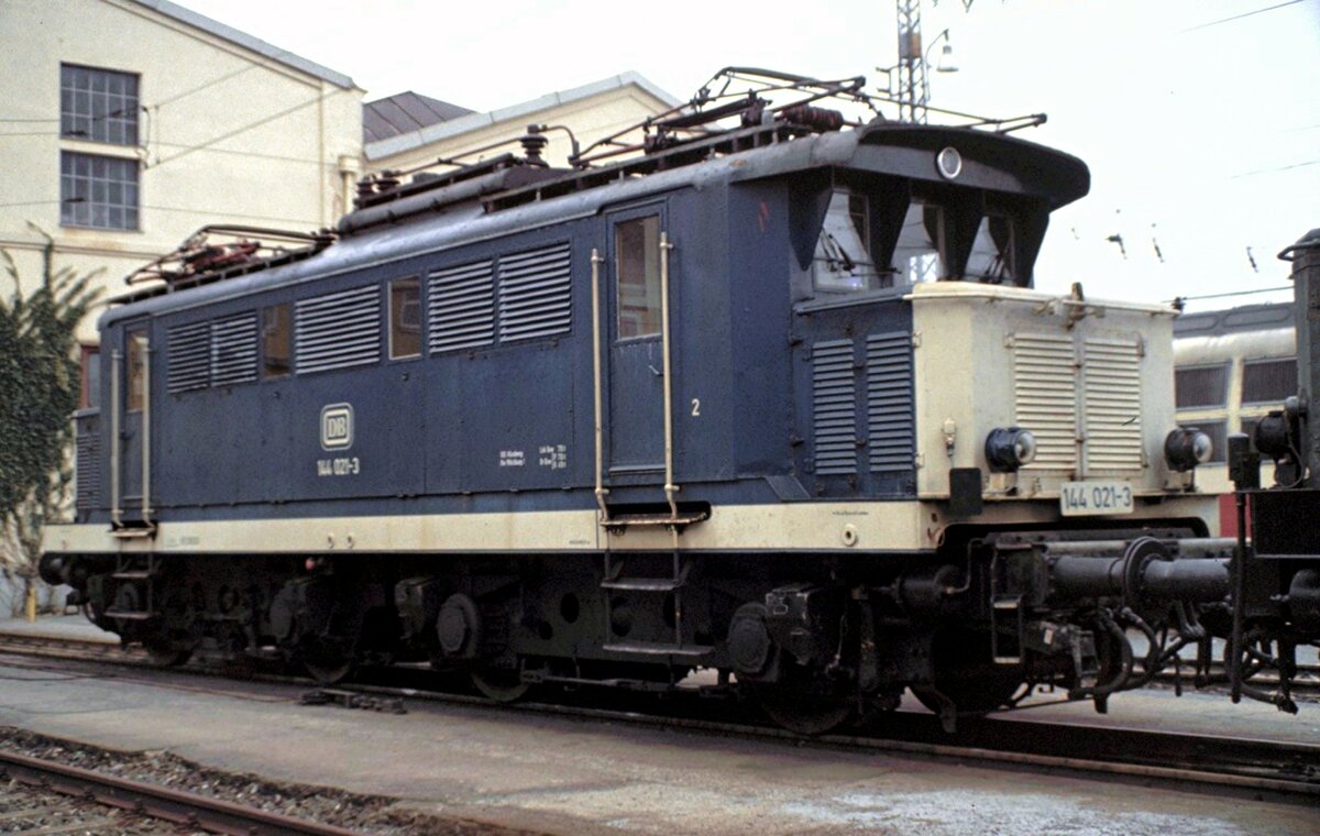 144 021-3 in Würzburg am 30.10.1983.