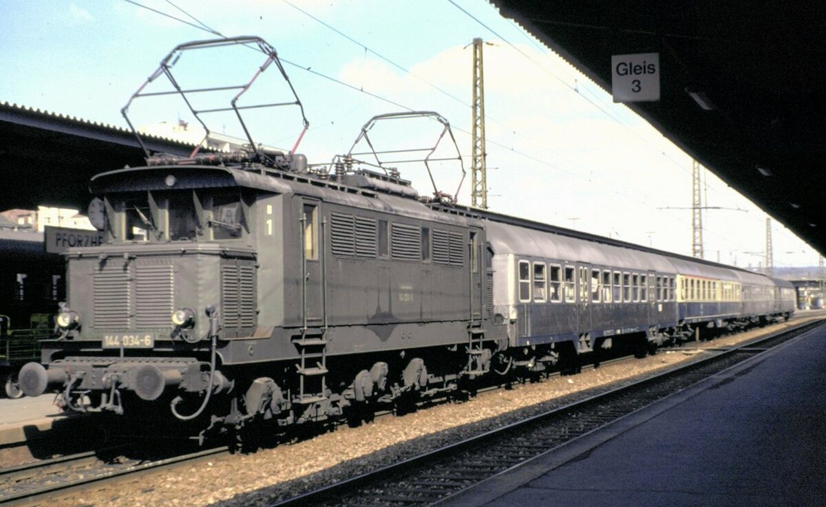 144 034-6 mit Nahverkehrszug in Pforzheim am 17.04.1982.