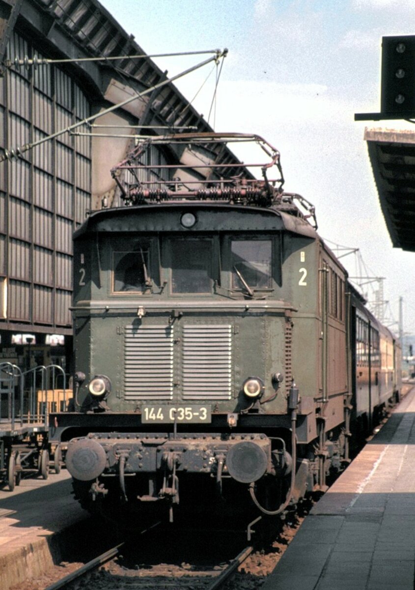 144 035-3 mit Nahverkehrszug in Karlsruhe am 17.04.1982.