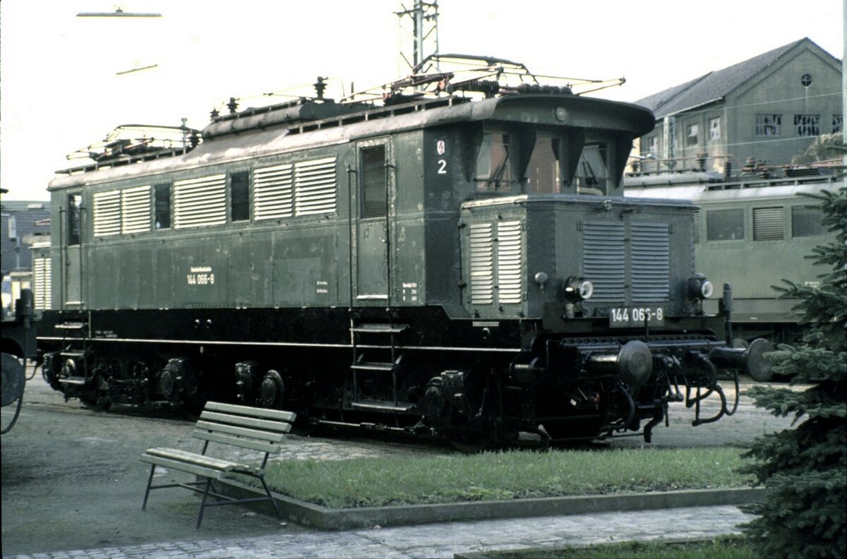 144 066-8 bei einer Besichtigung in Würzburg am 06.11.1980.