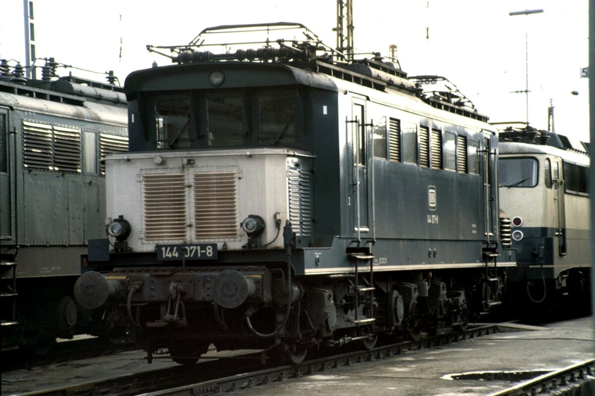144 071-8 eine der beiden 144 mit türkis/beiger Lackierung bei einer Bw-Führung in Stuttgart am 12.10.1980.