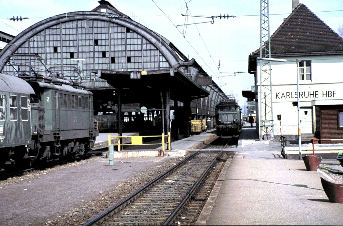 144 076-5 und 144 035-3 in Karlsruhe am 17.04.1982.