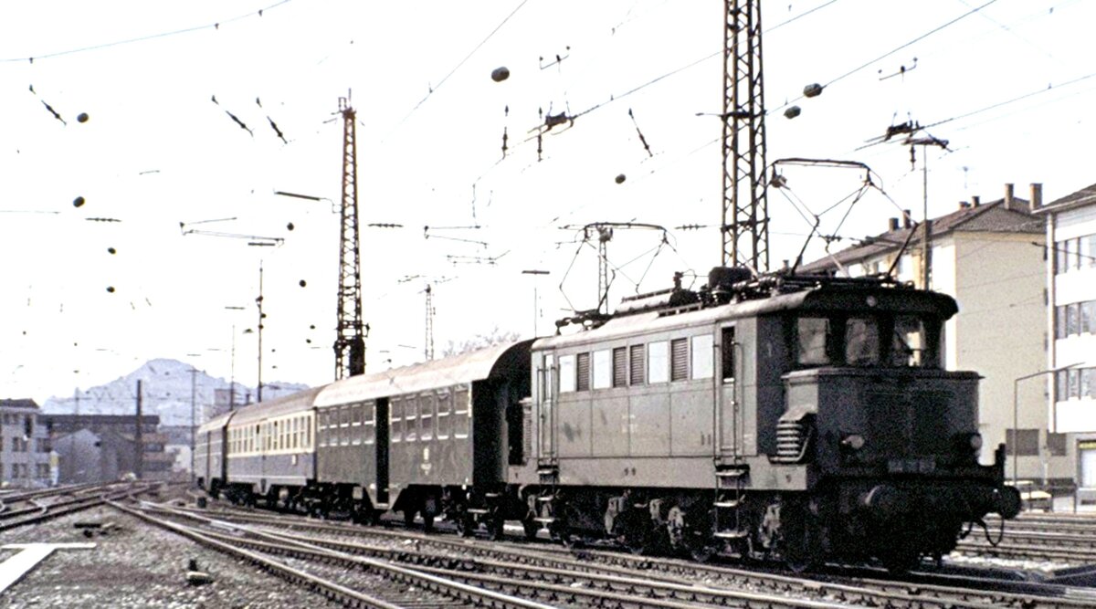 144 076-7 mit Nahverkehrszug in Pforzheim am 17.04.1982. Interessant ist die relativ bunt zusammengestellte Wagenreihung mit Umbauwagen, Nahverkehrswagen mit Mitteleinstieg und Umbauwagen.