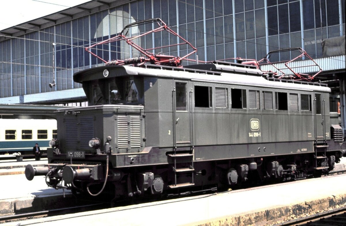 144 098-1 in München im Mai 1977.