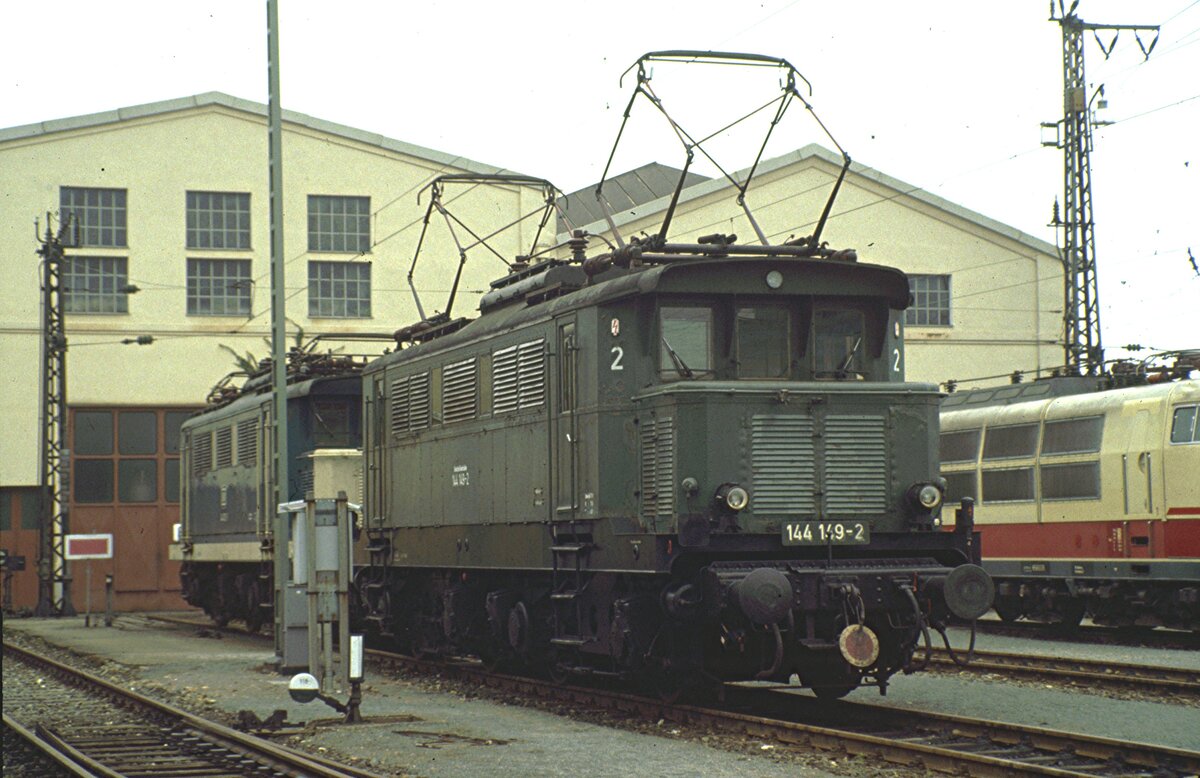 144 149-2 und 144 021-3 (türkis/beige) und 103 192-1 in Würzburg am 30.10.1983.
