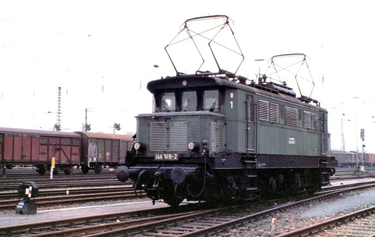 144 149-2 in Würzburg am 30.10.1983.