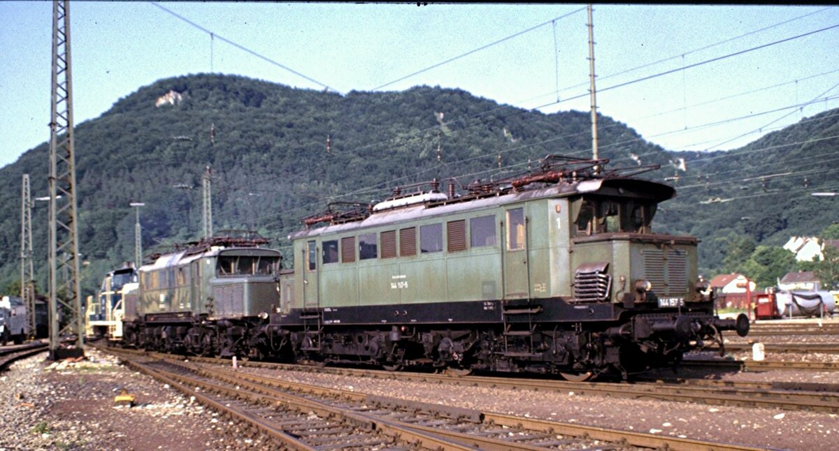 144 157-5 und 193 008-0 werden von 260 012-0 für die Ausstellung 50 Jahre Elektrifizierung Geislinger Steige an die Positionen verschoben, am 24.06.1983.