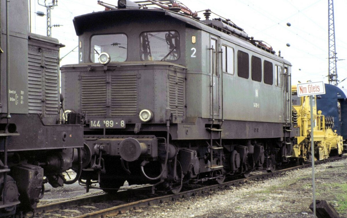 144 189-8 in Rosenheim 25.04.1982. Das Foto zeigt die ehemalige E 244 22. Die E 244 22 wurde 1950 indienst gestelt und war für das 50 Hz-Netz im Höllental gebaut. 1960 wurde die Lok auf 16 2/3 Hz umgebaut und erhielt die Nr. E 44 189,bzw. 144 189-8.