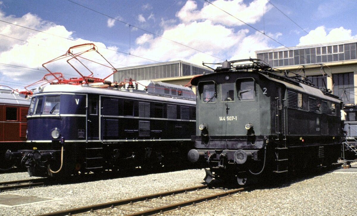 144 507-1 und E 19 12 bei der Ausstellung 100 Jahre elektrische Lokomotiven in München Freimann am 25.05.1979.
