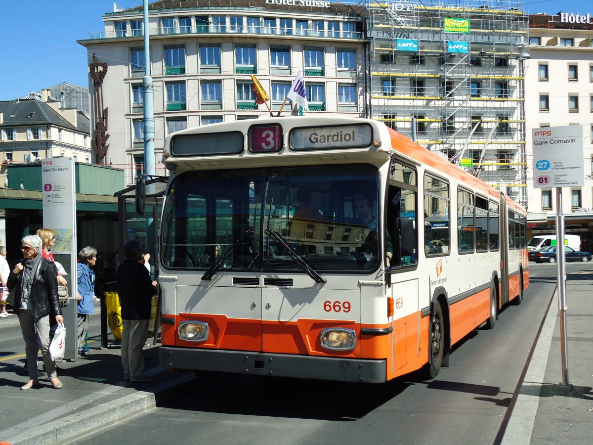 (144'701) - TPG Genve - Nr. 669 - Saurer/Hess Gelenktrolleybus am 27. Mai 2013 beim Bahnhof Genve