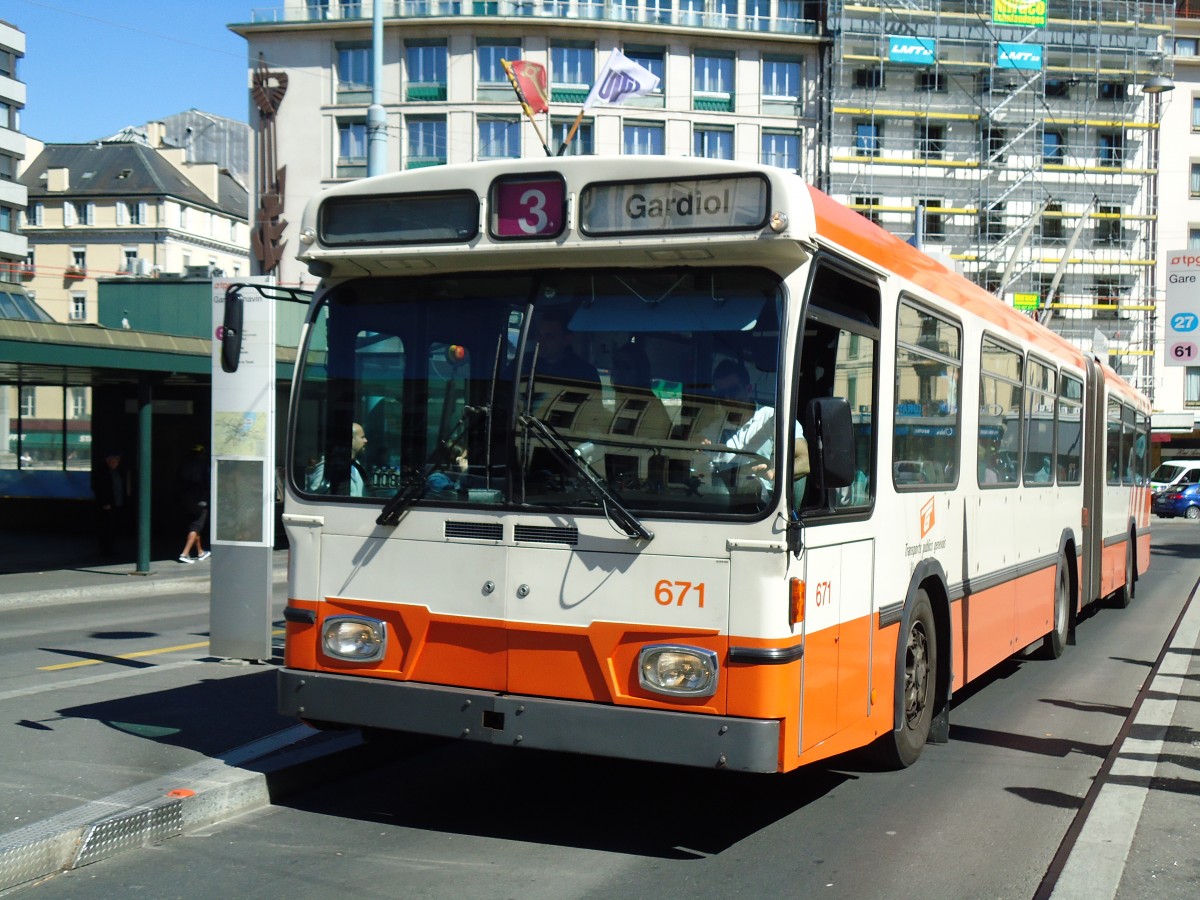 (144'720) - TPG Genve - Nr. 671 - Saurer/Hess Gelenktrolleybus am 27. Mai 2013 beim Bahnhof Genve