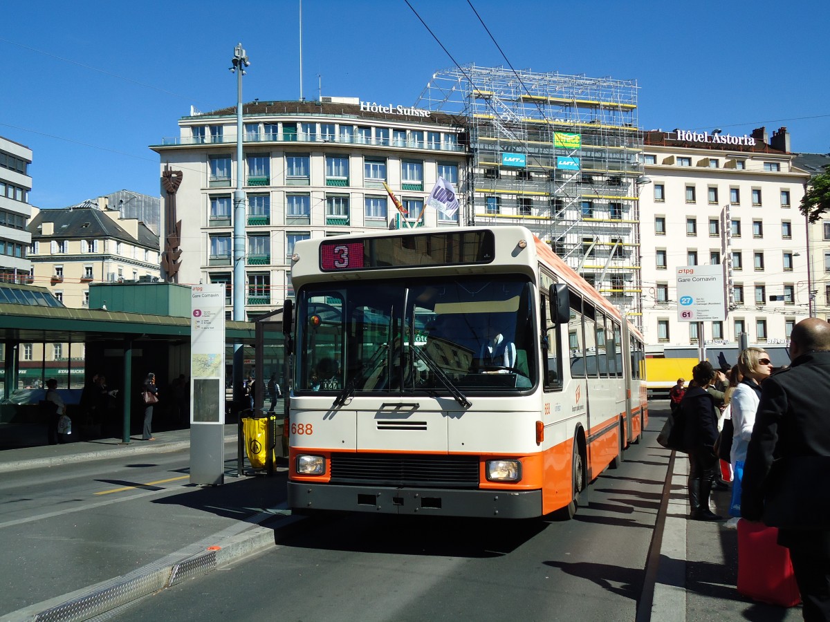 (144'741) - TPG Genve - Nr. 688 - NAW/Hess Gelenktrolleybus am 27. Mai 2013 beim Bahnhof Genve