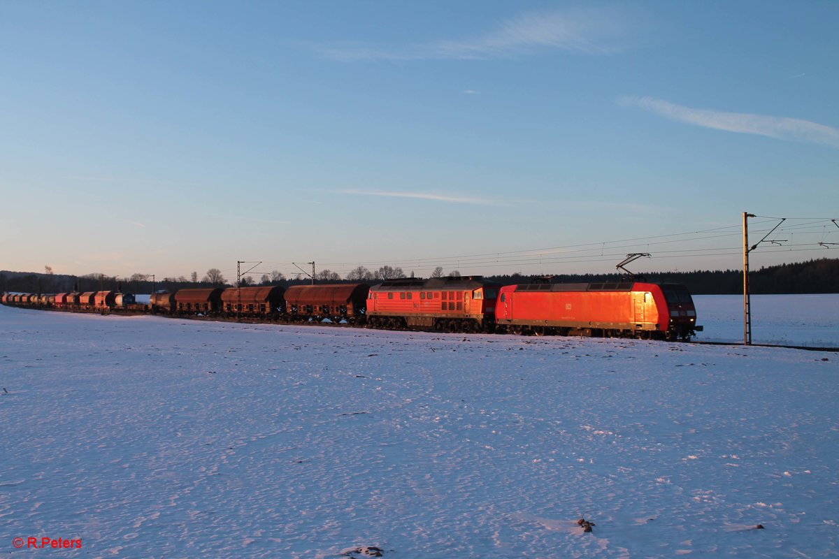 145 014-7 und 232 262-6 ziehen den gemischten Güterzug 56008 Nürnberg - Plattling bei Seubersdorf. 19.01.17
