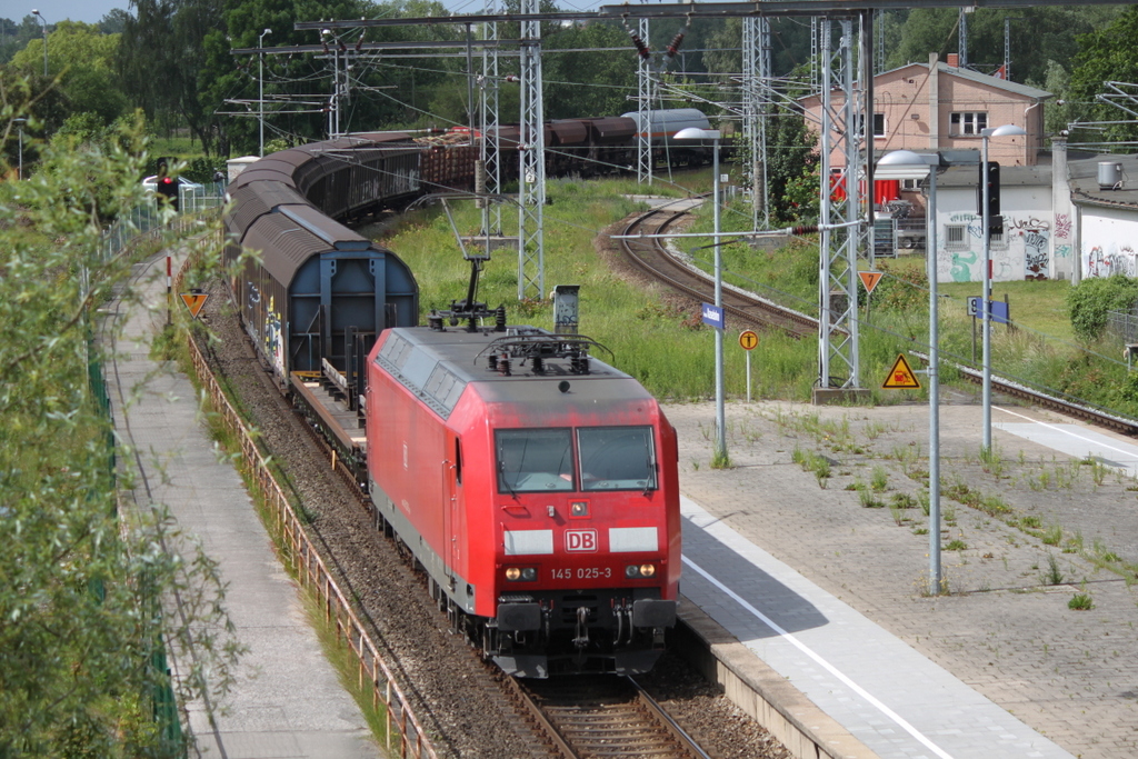 145 025-3 mit einem gemischten G�terzug nach Rostock-Seehafen bei der Durchfahrt im Haltepunkt Rostock-Kassebohm.17.06.2017