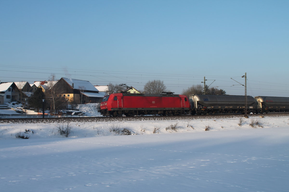 145 033-7 zieht ein gemischten Güterzug bei Edlhausen. 21.01.17