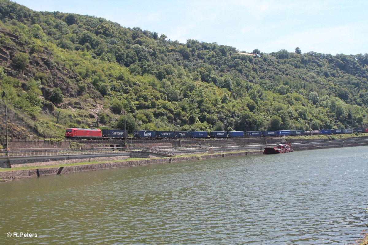 145 046 mit einem Conateinerzug zwischen Loreley Tunnel und St.Goarshausen. 18.07.14