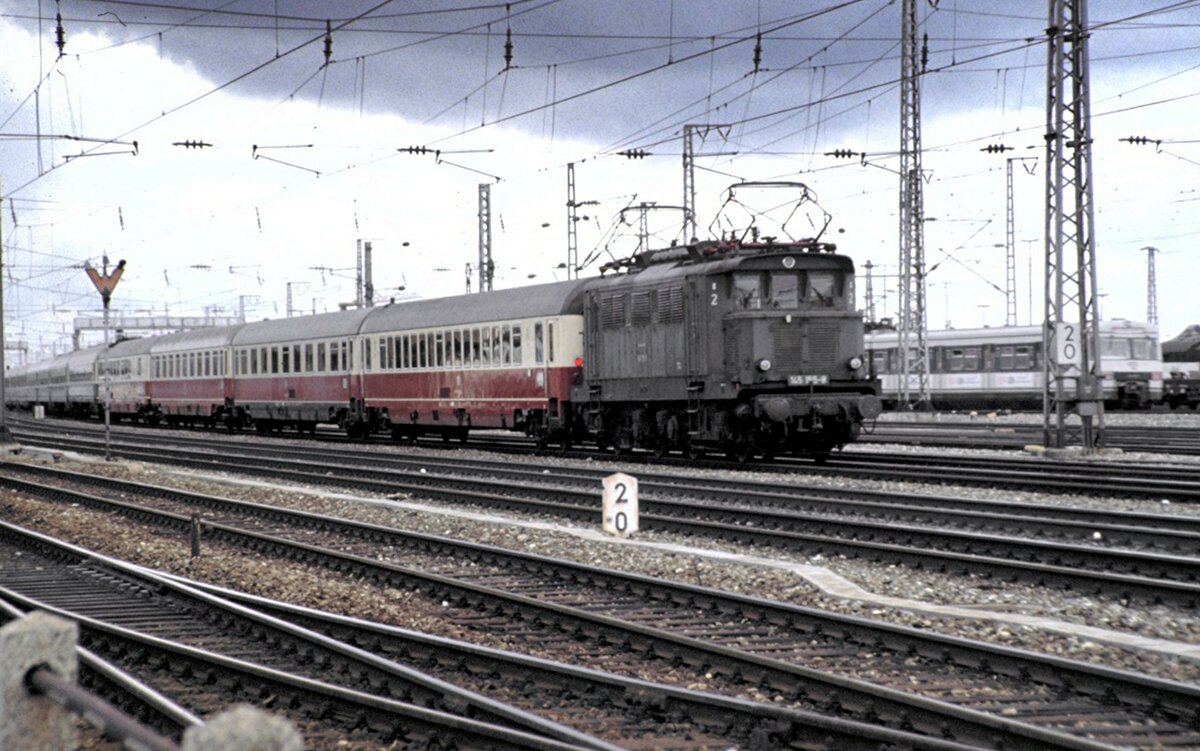 145 155-8 mit IC zur Bereitstellung in München am 27.06.1982.
