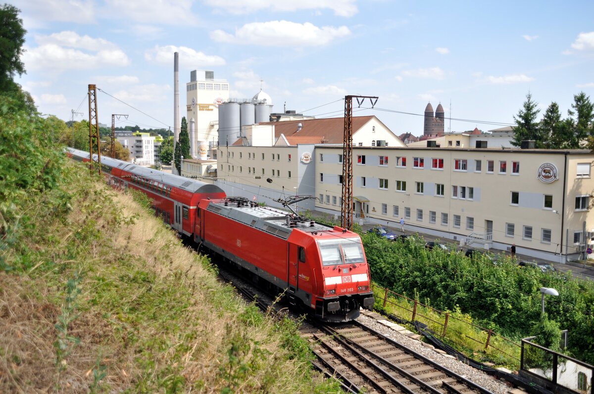 146 203 mit Dosto-Zug in Richtung Stuttgart bei der Goldochsen-Brauerei in Ulm am 28.07.2022.